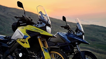 Suzuki V-Storm 1050 gelb und blau in der Abendsonne