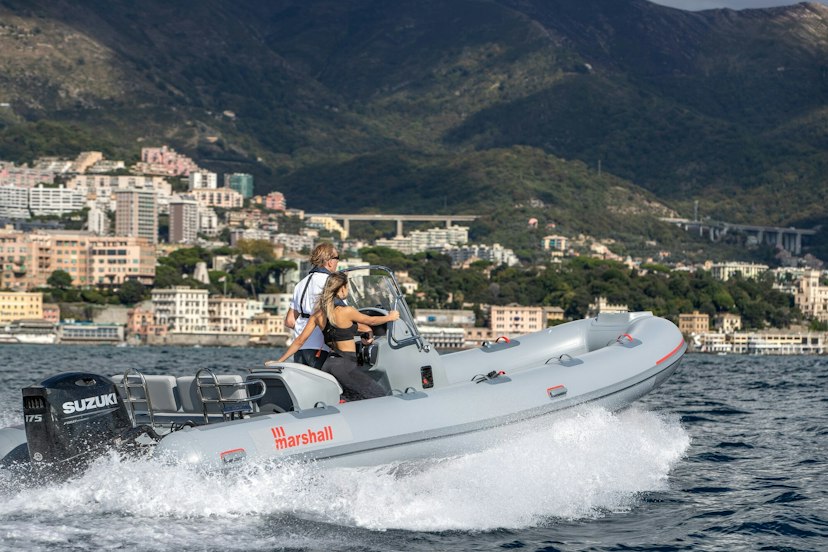 Zwei Personen auf einem Schlauchboot
