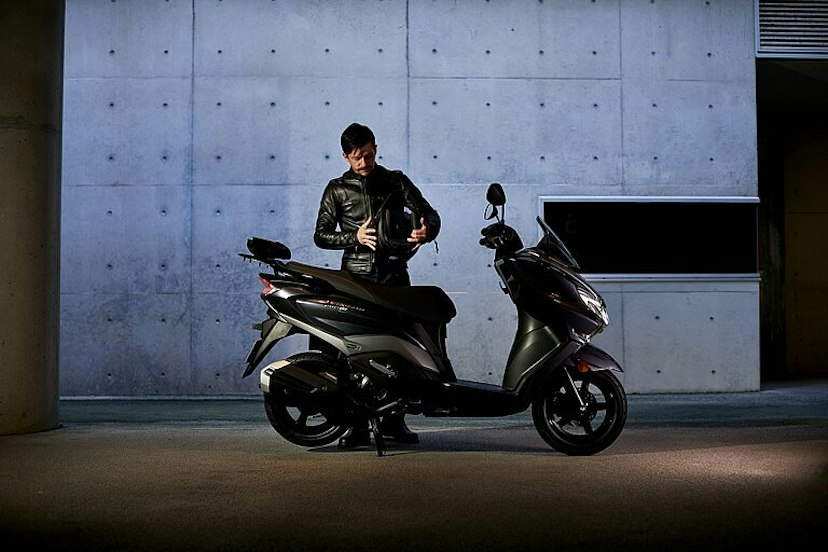 Suzuki Burgman Street 125EX mit Mann