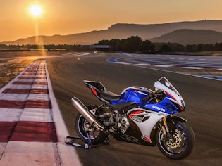 r1000r steht auf Rennstrecke mit Sonnenuntergang